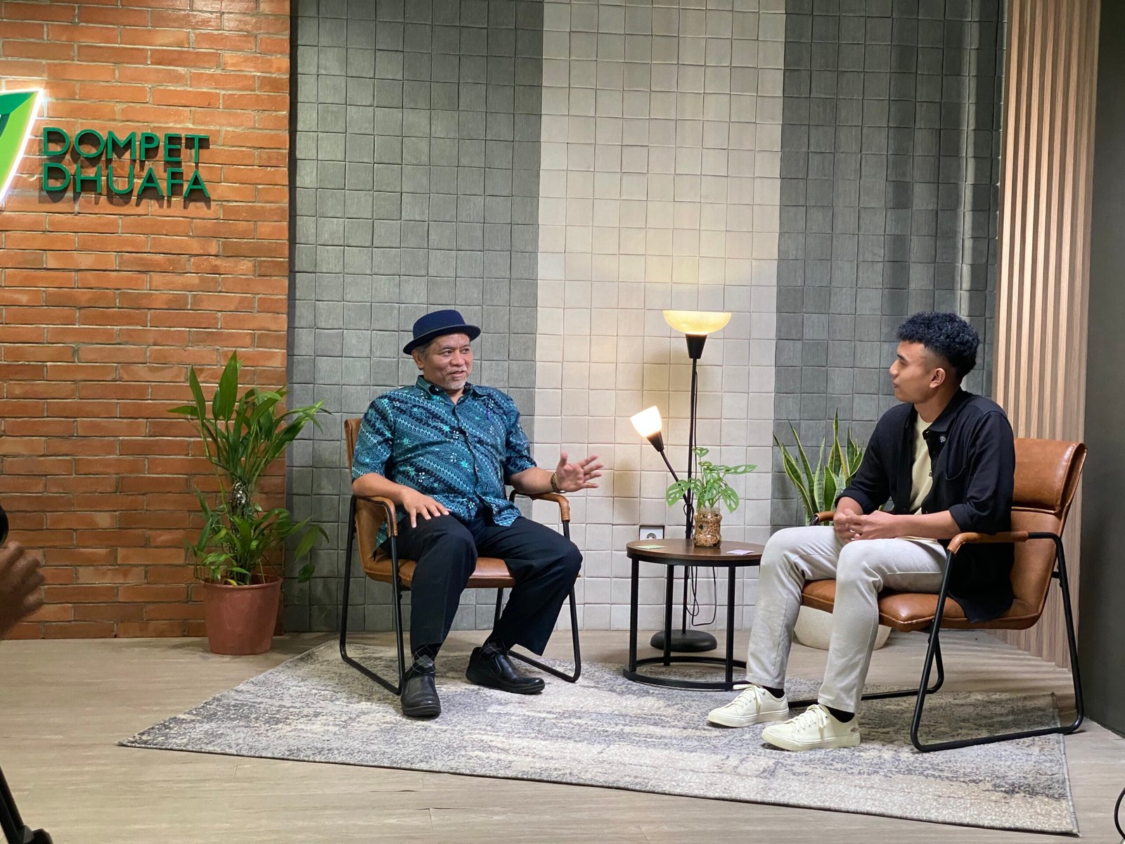 Prof. Zulys berbincang dengan Arwan, siswa SMART Ekselensia Indonesia, dalam proses tapping video BesTeam Dompet Dhuafa di Bogor, 6 Juli 2026.