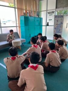 M. Umar Zaky siswa kelas 9A SMART Ekselensia Indonesia berbagi cerita dalam kegiatan BookShare PSB