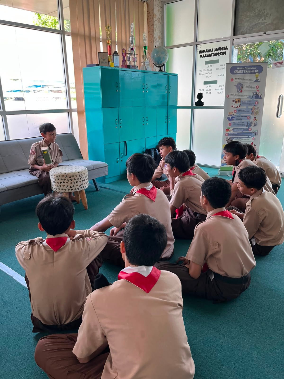 M. Umar Zaky siswa kelas 9A SMART Ekselensia Indonesia berbagi cerita dalam kegiatan BookShare PSB