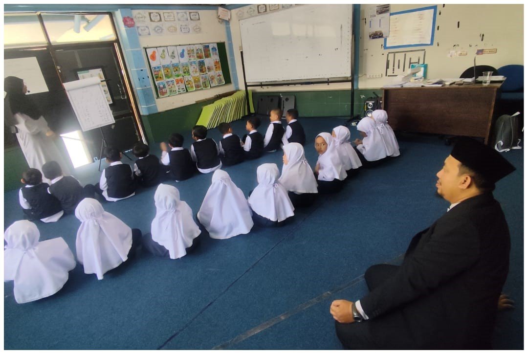 Ketua Ummi Daerah Bogor, Ustaz Syauki, melakukan observasi dan supervisi pembelajaran Al-Qur'an Metode Ummi di kelas SD SMART Ekselensia Indonesia pada 4 Agustus 2026