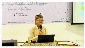 Ustaz Farhan Maftuh Ahnan menyampaikan materi Kurikulum Adab Qur’ani dalam kegiatan MITRAQU SD SMART Ekselensia Indonesia.