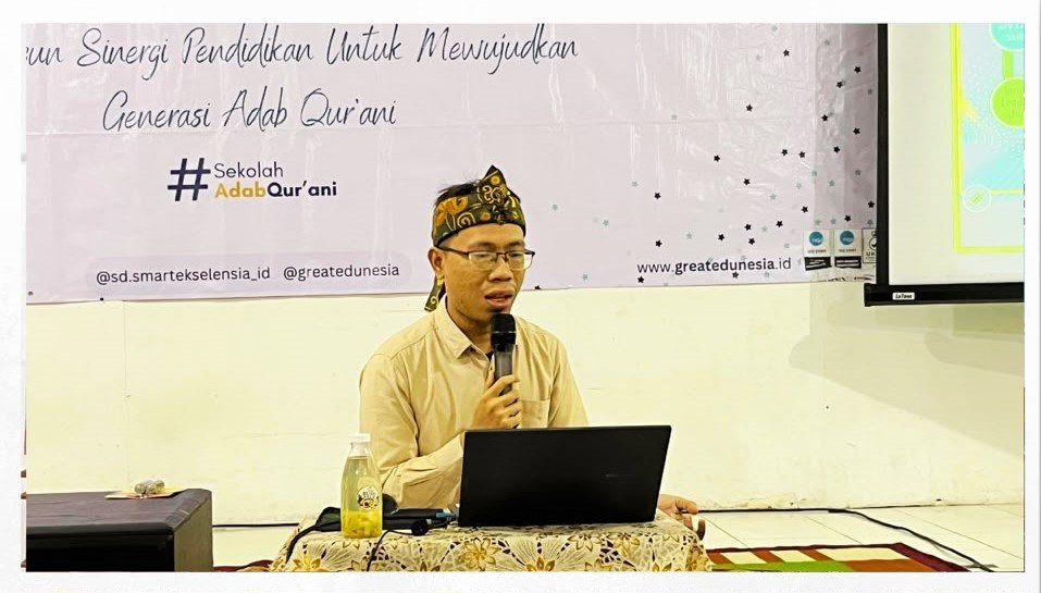Ustaz Farhan Maftuh Ahnan menyampaikan materi Kurikulum Adab Qur’ani dalam kegiatan MITRAQU SD SMART Ekselensia Indonesia.