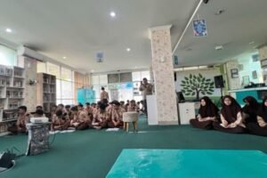Siswa kelas XI SMART Ekselensia Indonesia mengikuti Workshop Karya Tulis Ilmiah Siswa (KAILS) di perpustakaan sekolah.
