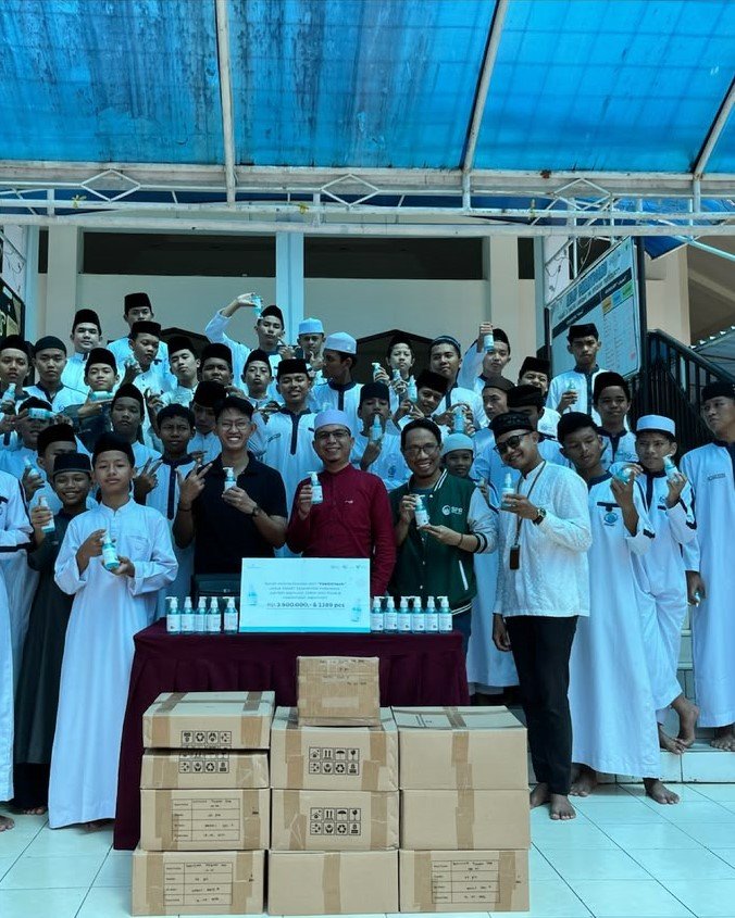 Penyerahan simbolis donasi alumni SMART Ekselensia kepada perwakilan siswa