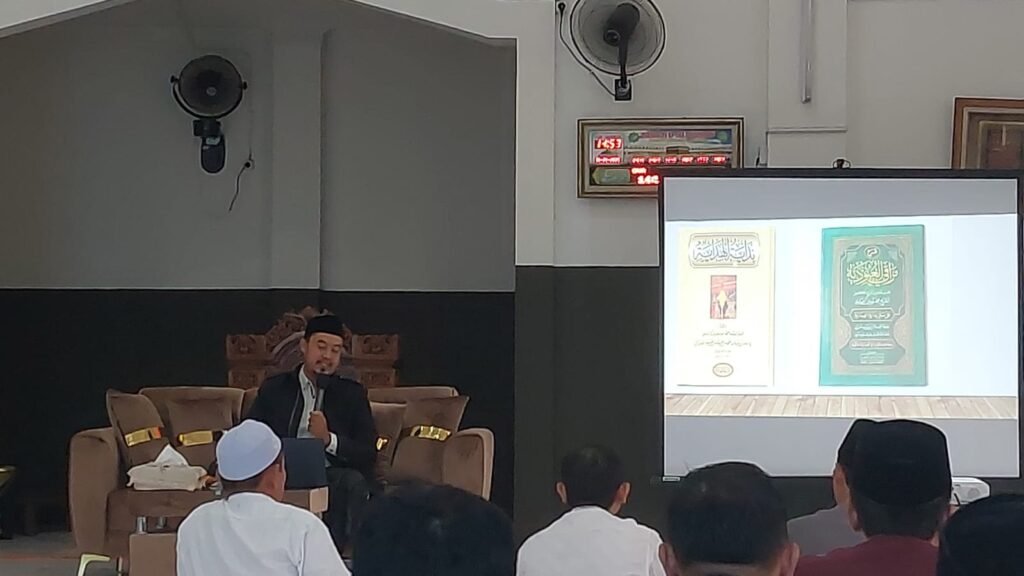 Ustaz H. Ahmad Fauzi Qasim menyampaikan kajian bulanan karyawan SMART Ekselensia Indonesia di Masjid Al-Insani