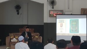 Ustaz H. Ahmad Fauzi Qasim menyampaikan kajian bulanan karyawan SMART Ekselensia Indonesia di Masjid Al-Insani
