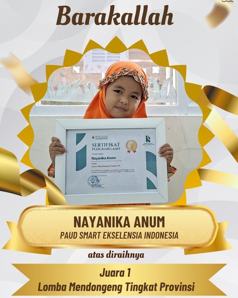 Nayanika Anum menunjukkan sertifikat Juara 1 Lomba Mendongeng Tingkat Provinsi yang diraih mewakili PAUD SMART Ekselensia Indonesia.