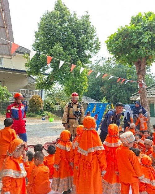 Siswa PAUD dan SD SMART Ekselensia mengikuti edukasi tanggap bencana api bersama petugas pemadam kebakaran