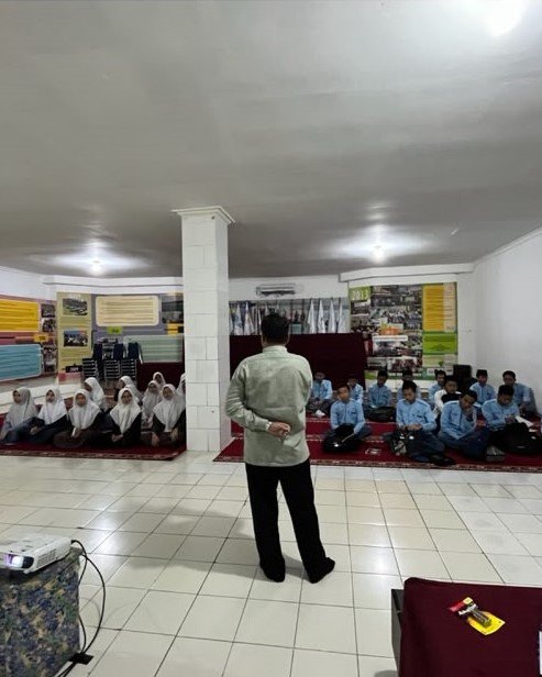 Kepala Sekolah SMA menyampaikan sosialisasi Program YES USA kepada siswa kelas 10 SMA SMART Ekselensia Indonesia di Aula Al Insan.