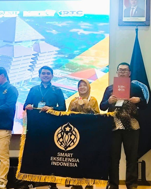 Tiga guru SMA SMART Ekselensia Indonesia berpose di depan poster penelitian setelah meraih medali emas IRTC 2026.